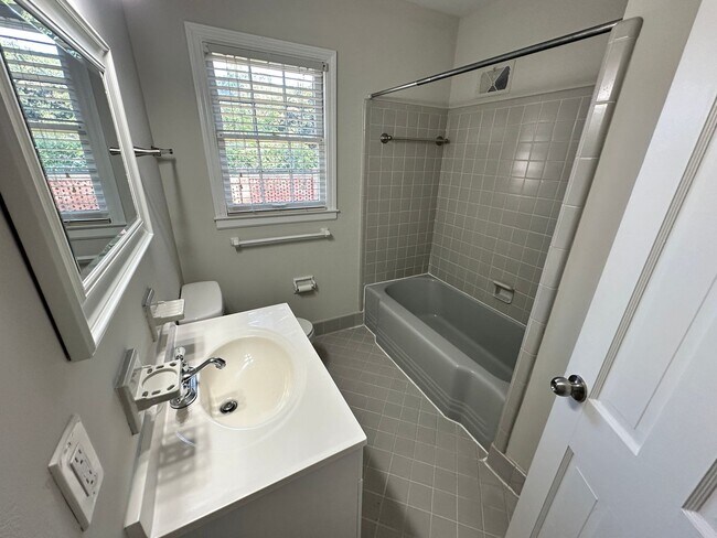 Building Photo - Myers Park 3 Bedrooms 2 Bathroom Duplex!