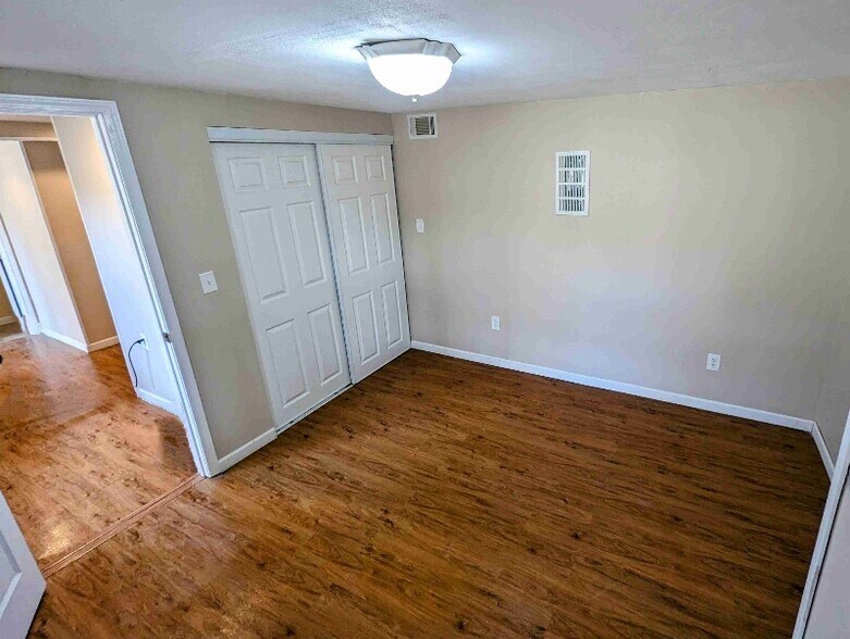 Building Photo - 275 E Lake Dr