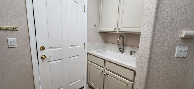 Building Photo - Beautiful 4 Bedroom Home in Elk Grove