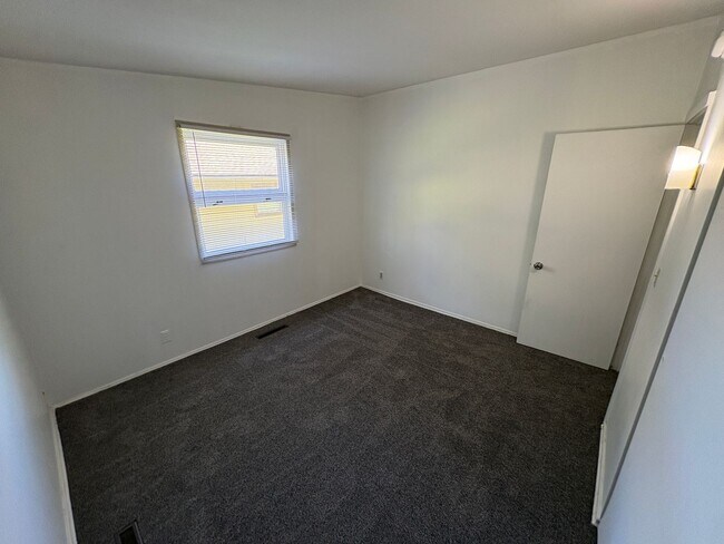 Building Photo - Charming Home, new carpet, laundry, backyard