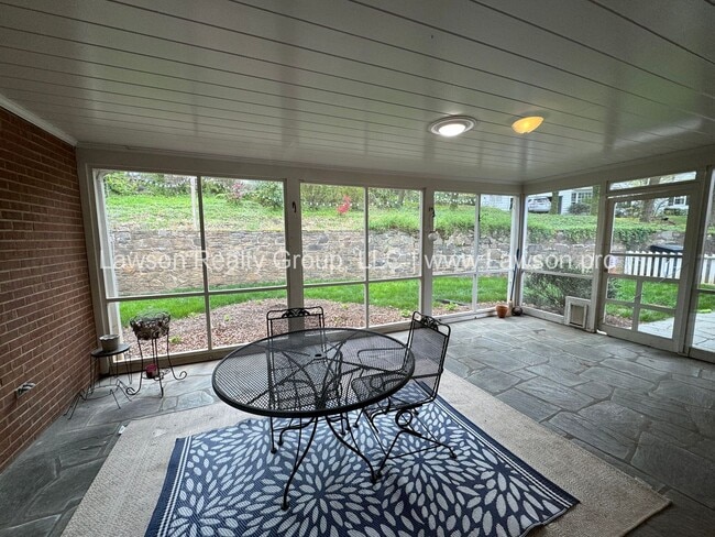 Building Photo - Spacious South Roanoke Home with Lawn Care Included