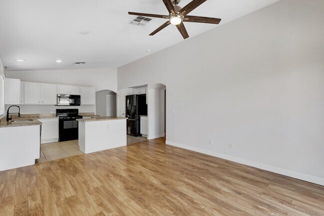 Building Photo - 11518 W Paradise Dr