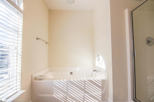 Building Photo - 8 Sunfield Ct