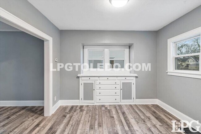 Building Photo - 927 Alvison Rd