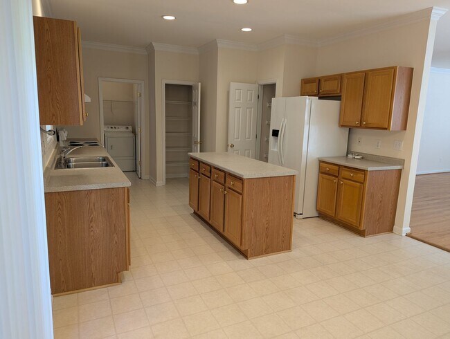 Building Photo - Spacious 4-Bedroom, 3-Bath Home in Parkside!