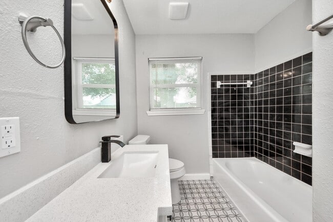 Building Photo - 710 Canary Cir