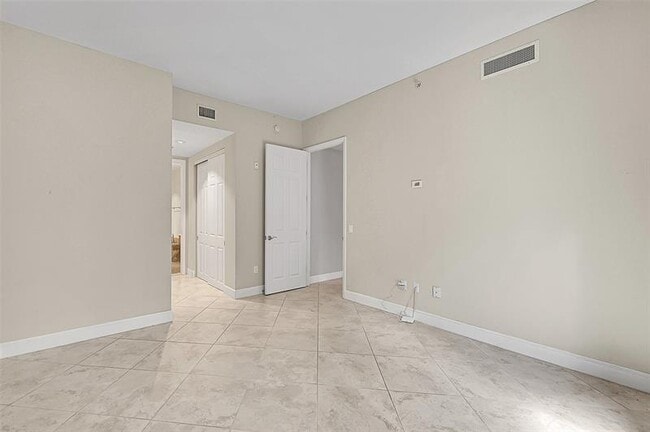 Building Photo - 2633 NE 14th Ave