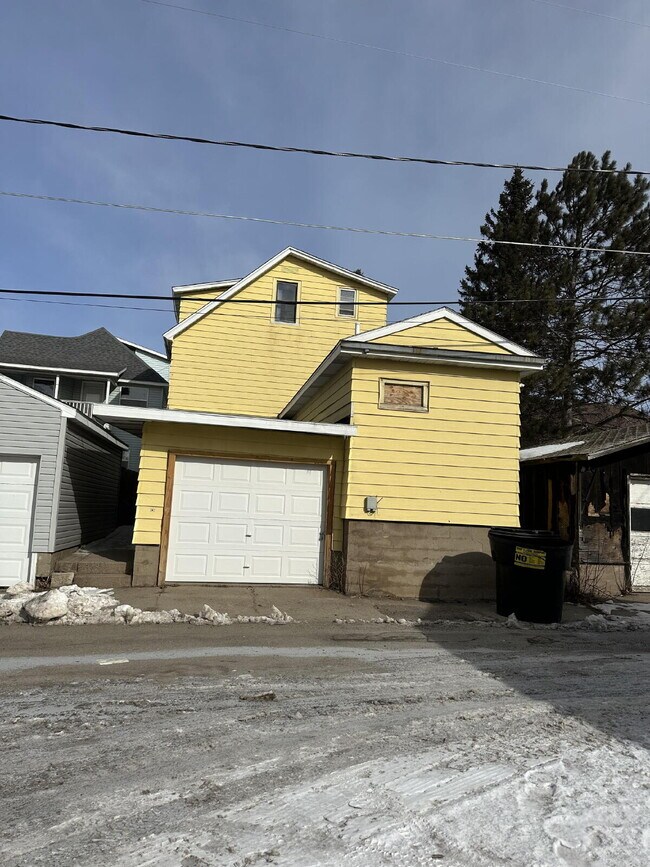 Building Photo - "Charming Studio Retreat with Modern Comforts in Virginia, MN!"