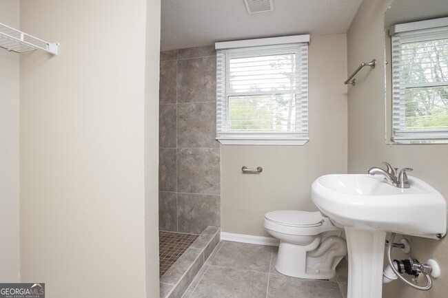 Building Photo - 680 N Kingsley Dr