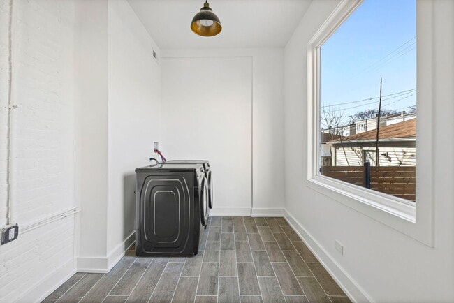 Building Photo - 3934 N Sawyer Ave