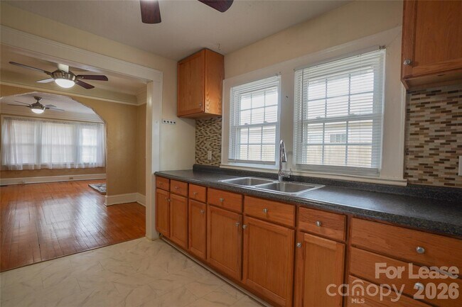 Building Photo - 303 Devine Ave