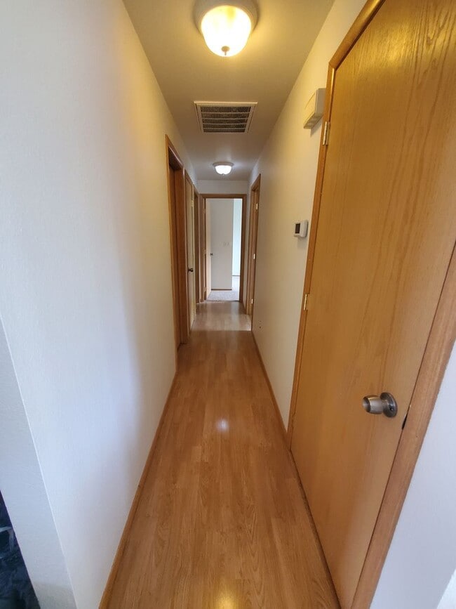 Building Photo - **Apply by 10/15 for 2 Weeks Free Rent** K...