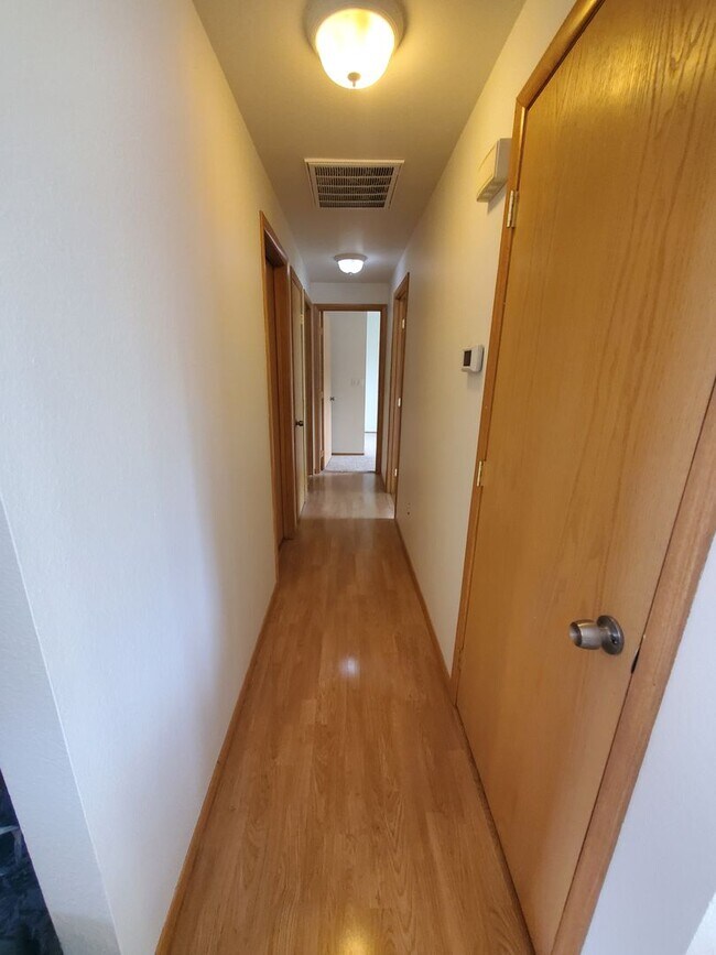 Building Photo - **Apply by 11/15 for 2 Weeks Free Rent** K...