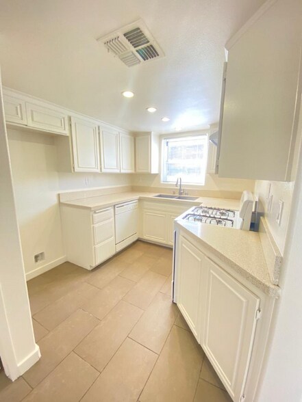 Building Photo - 13012 Riverside Dr