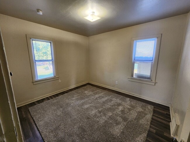 Building Photo - 2 bedroom with lots of space.