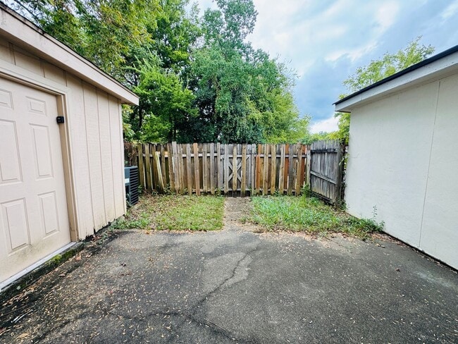 Building Photo - 3-Bedromm 2.5 bath with the Perfect Mix of...