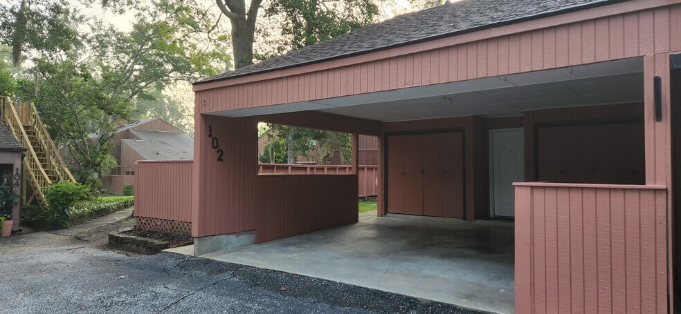 Building Photo - 102 Saint James Pl