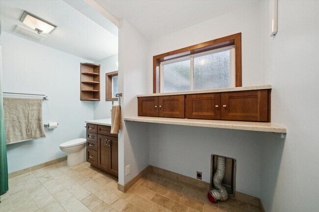 Building Photo - Beautiful Hillsdale 4 BR, 2 BA home
