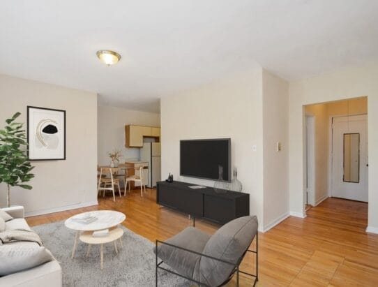 Primary Photo - 662 W Cornelia Ave