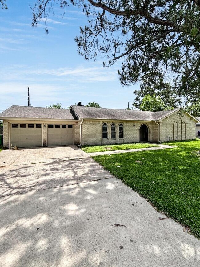 Building Photo - 3-Bedroom, 2-Bathroom Home in Convenient L...