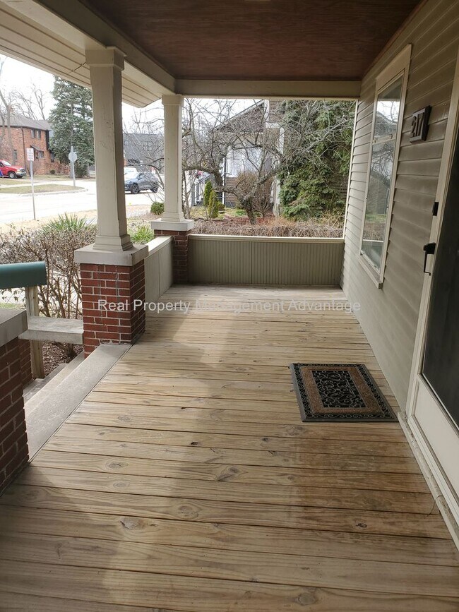 Building Photo - Craftsman Style, Modern Amenities Steps fr...