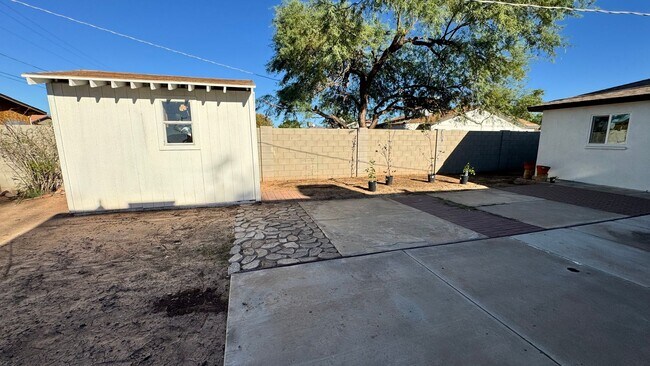 Building Photo - Renovated 4 Bedroom, 2 Bathroom Home in a Prime Phoenix Location!