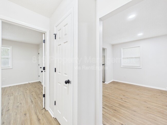 Building Photo - 100 S Oxford Ave