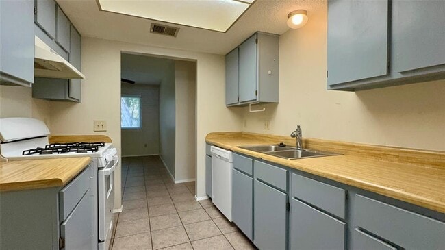 Building Photo - 1213 Kenyon Dr