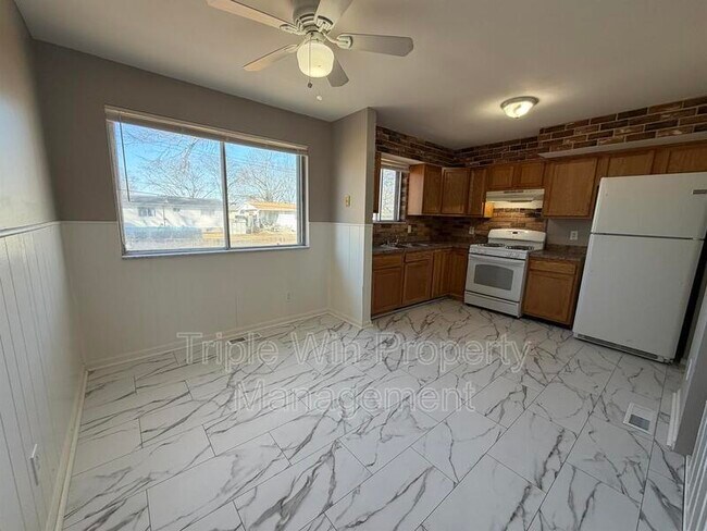 Building Photo - 1665 Queens Dr