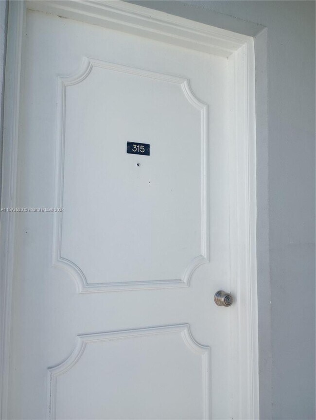 Building Photo - 2309 Park Ln