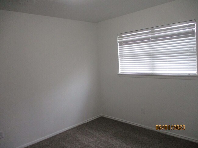Building Photo - 212 Hallbrook Dr