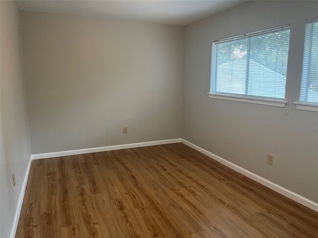 Building Photo - 65 Yewleaf Rd