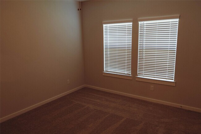 Building Photo - 16 Courageous Side Way