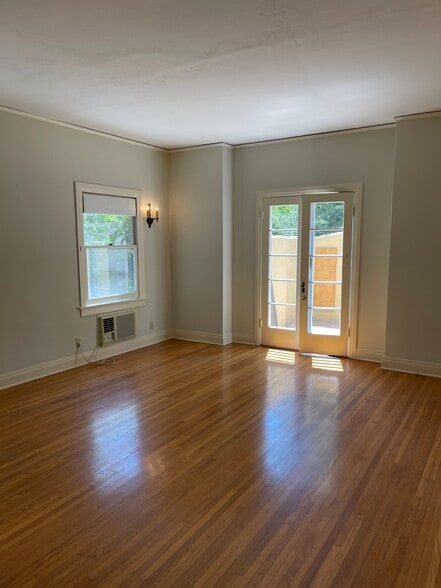 Building Photo - 1540 N Lake Ave