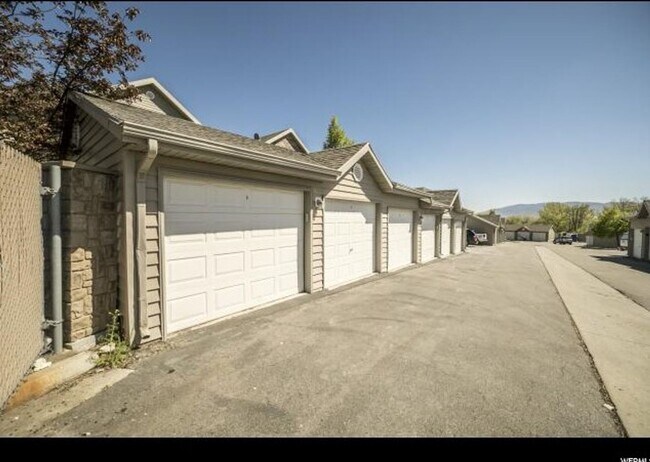 Building Photo - Beautiful Ground Floor 3-Bed 2-Bath Condo ...