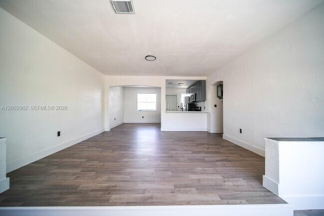 Building Photo - 533 NE 67th St