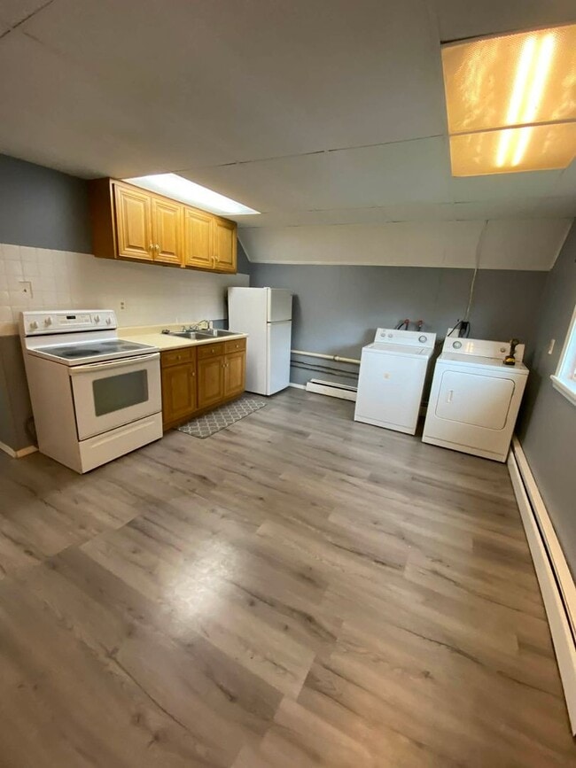 Building Photo - 427 3rd Ave