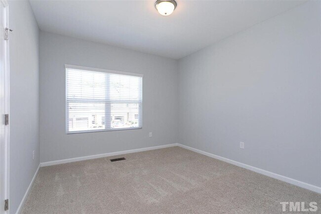 Building Photo - 3 Bedroom 2.5 Bathroom Townhome Home w/ Open Floorplan and a 2 car Garage in the heart of Morrisv...
