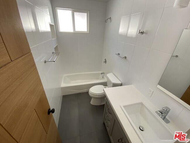 Building Photo - 1126 N Formosa Ave