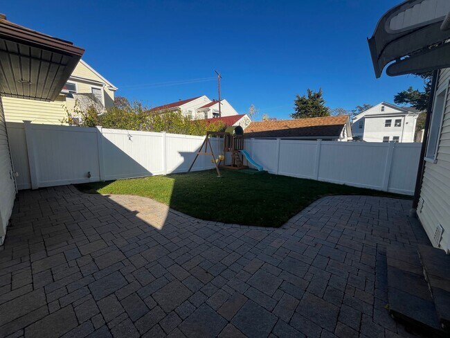 Building Photo - Inviting 2-Bedroom 2nd Floor Apartment in ...