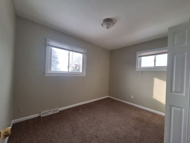 Building Photo - Charming 3 bedroom bungalow freshly updated