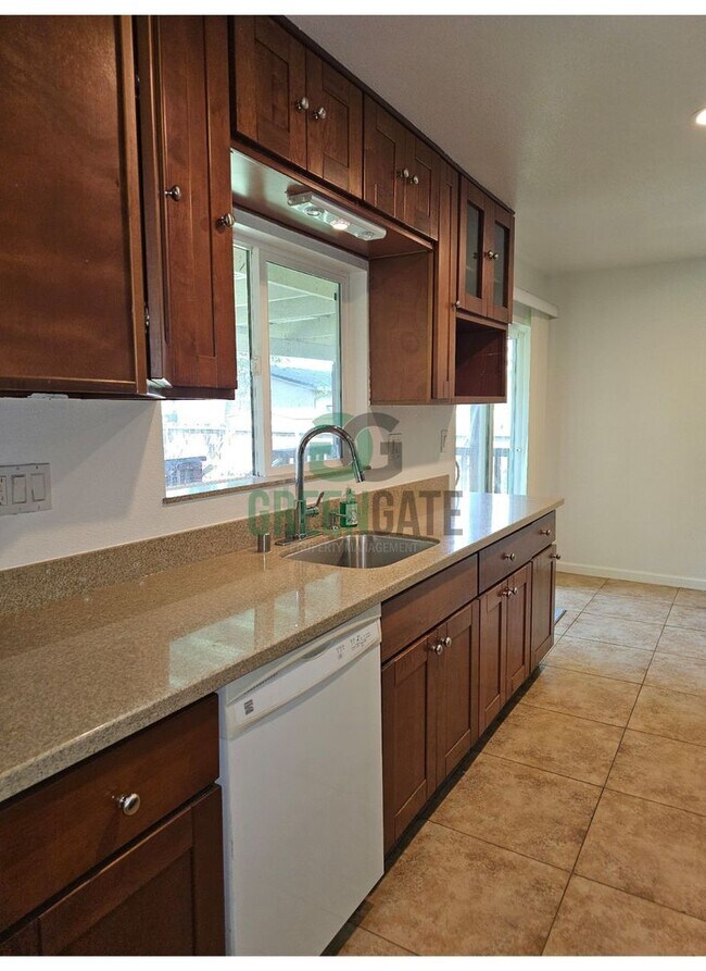 Building Photo - AVAILABLE NOW!! 3 Bedroom 2 Bath Home in Tracy!