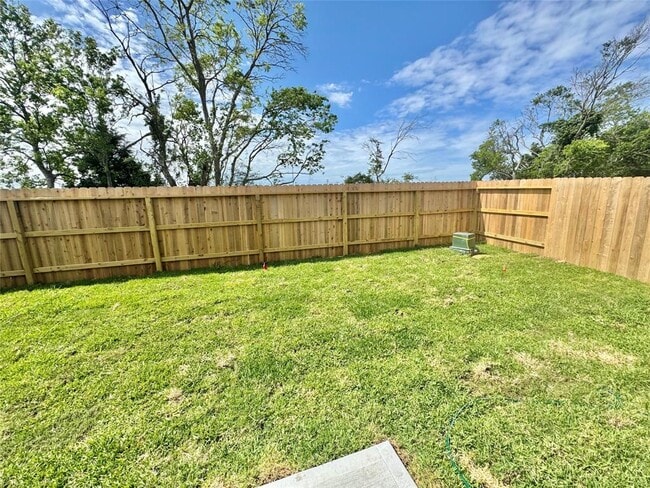 Building Photo - 5902 Starling Dr