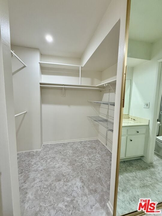 Building Photo - 5320 Zelzah Ave