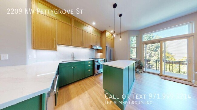 Building Photo - 2209 NW Pettygrove St