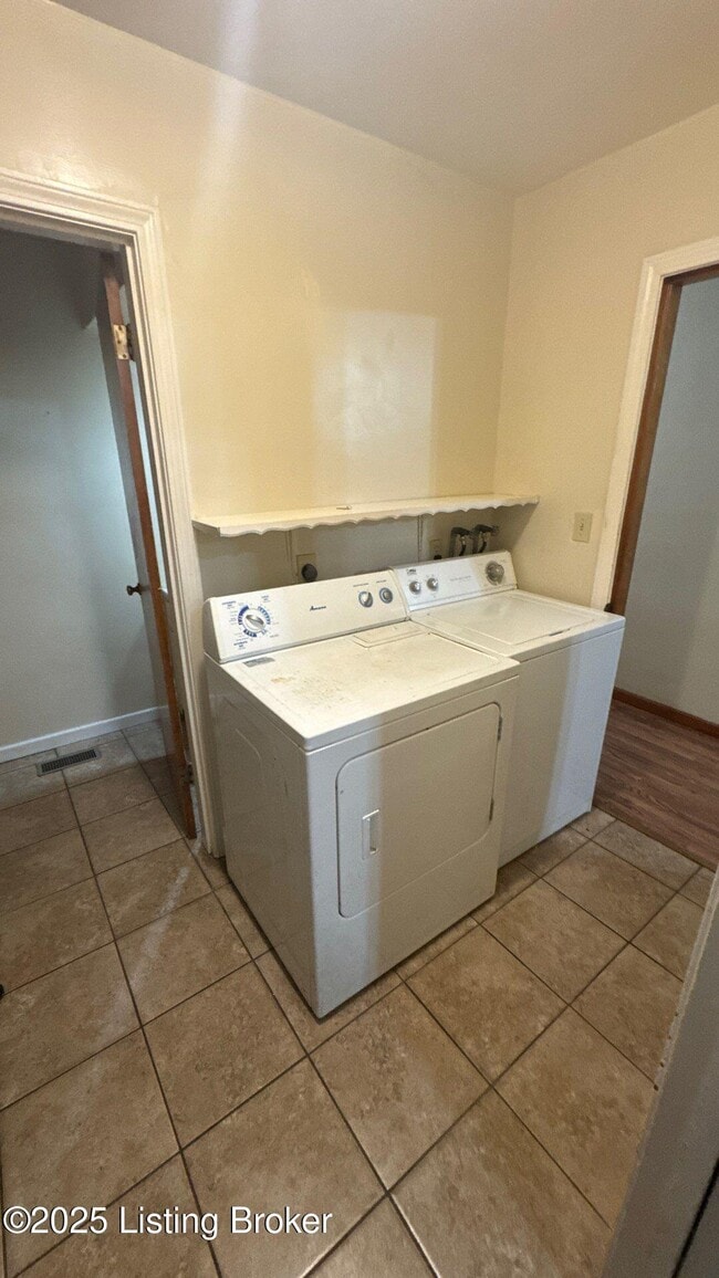 Building Photo - 6001 Applegate Ln