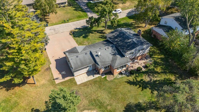 Building Photo - 2616 Douglas Dr