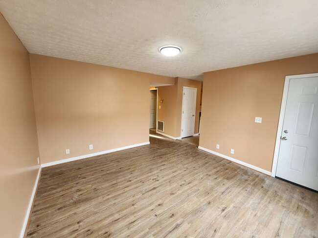 Building Photo - Spacious 2 bedroom 1st floor apartment wit...