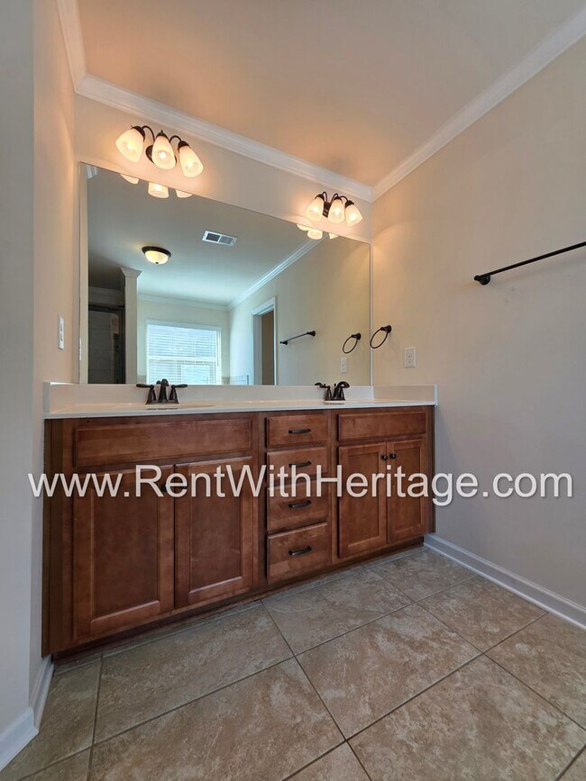 Building Photo - ABSOLUTELY BEAUTIFUL 5 BEDROOM/ 4.5 BATH HOME YOU DONT WANT TO MISS.