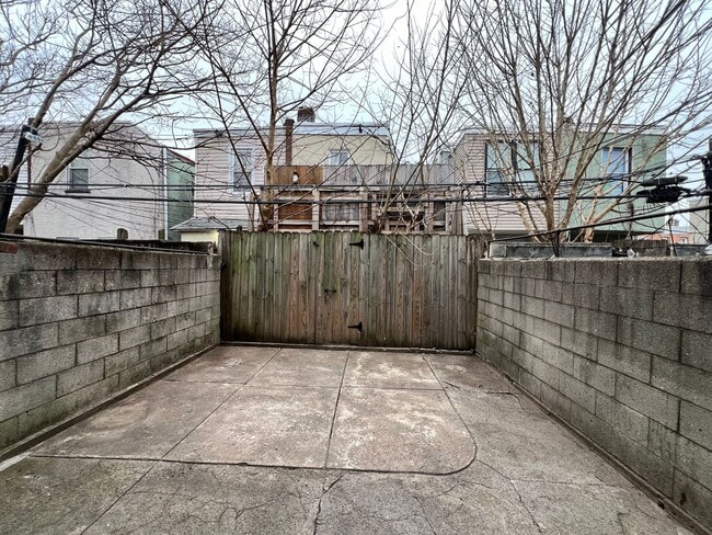 Building Photo - Gorgeous 3b/1b House in South Philly! Section 8 Only